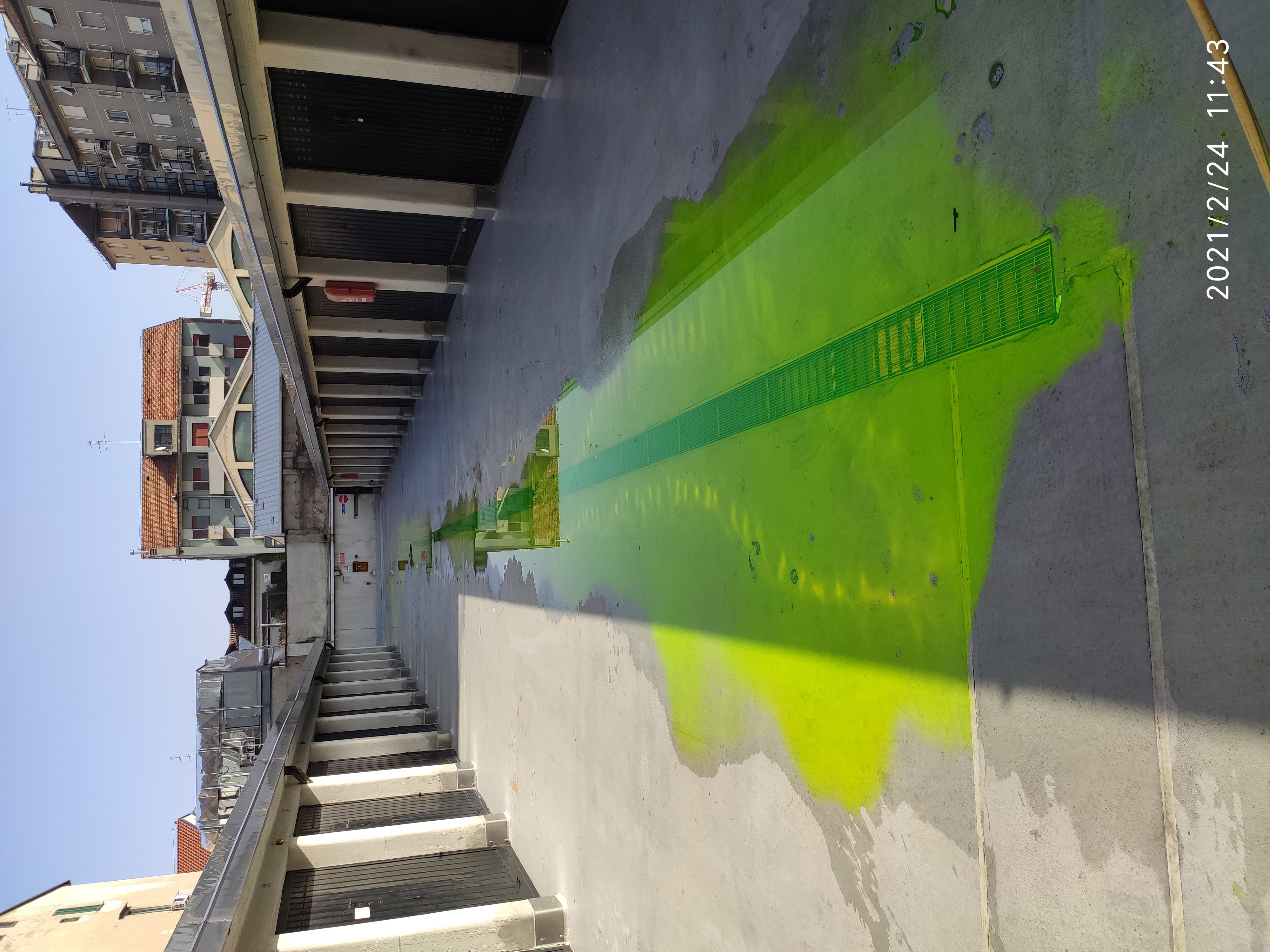 Allagamento controllato con tracciante fluorescente verde su corsello box